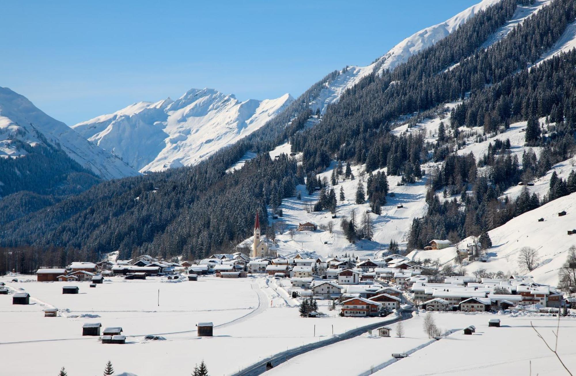 Gasthof Baeren Holzgau Exterior foto